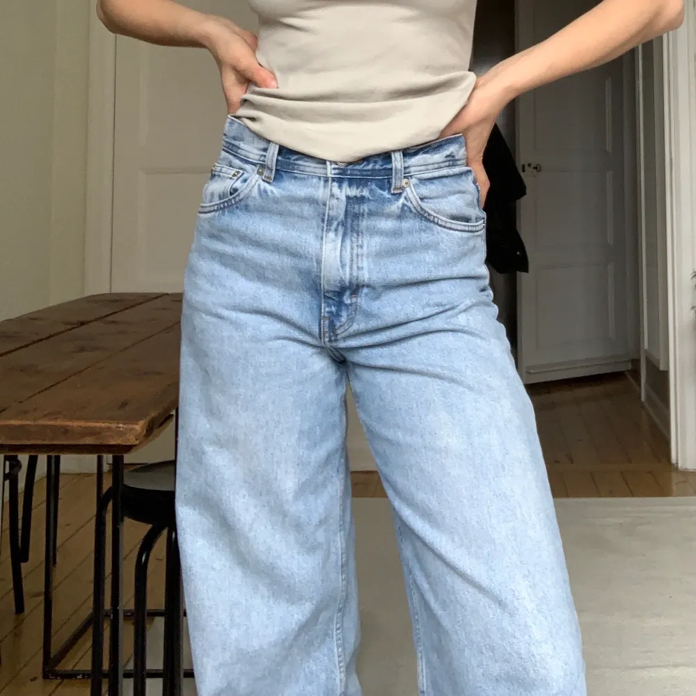 Höga, vida jeans från Arket i strl 38. Fint skick.. Jeans & Byxor.