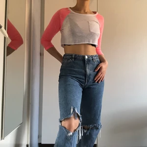 Neonrosa tröja - En croptop med neonrosa armar som är rätt basic men samtidigt passar den som vill sticka ut lite i mängden😁