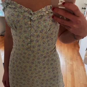 Sommarklänning🥰 - HELT NY, trendig klänning fårn Zara i storleken xs! Den är figursydd så den sitter superfint på kroppen, som sagt aldrig använd, men inte riktigt mina färger, men jag ÄLSKAR modellen. Buda ifrån 150kr🧚🏼‍♀️🧚🏼‍♀️ köparen står för frakten