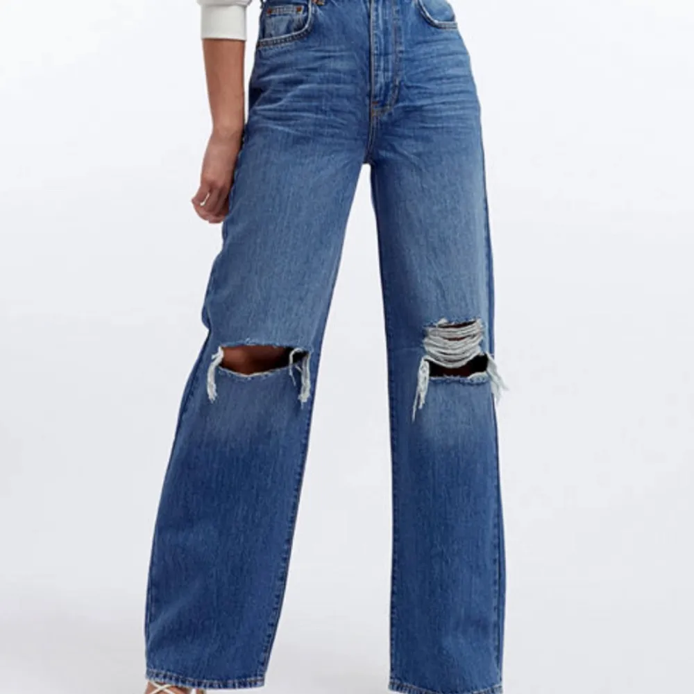 Idun wide jeans som är slutsålda på Gina tricot!🥰 köptes i slutet av 2020 och använda Max 3 ggr! Mycket bra skick🤍 Kontakta för mer info eller bilder! 350kr + frakt!🥰 ordinarie pris 599kr. Jeans & Byxor.
