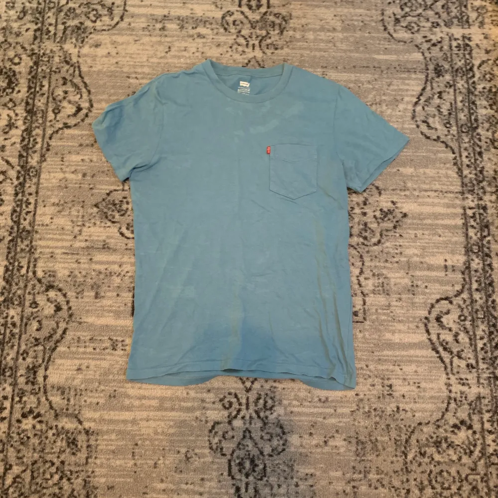 En ljusblå Levi’s tröja med liten bröstficka. Använd en del, men inte på ett bra tag. 🗳🖍. T-shirts.