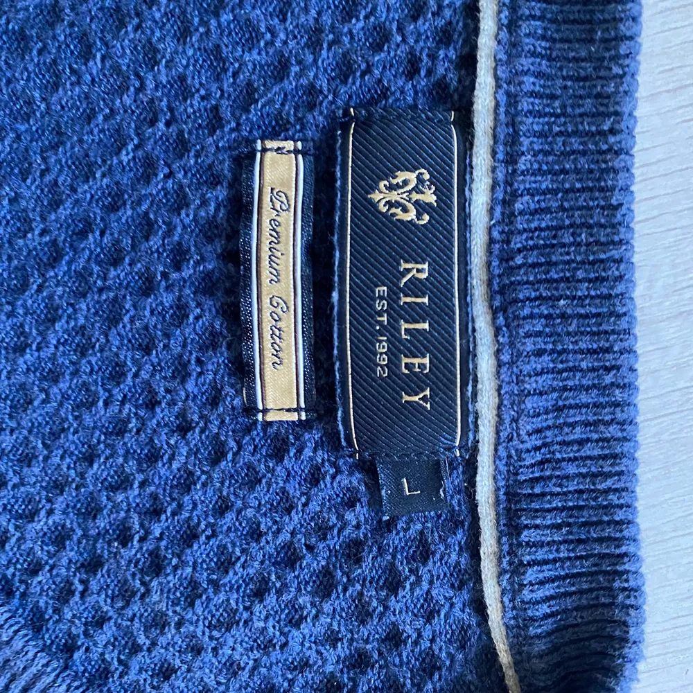Grå&Blå tröja från Riley i fint skick! Storlek L passar M. Pris 175kr. Tröjor & Koftor.