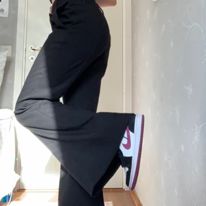 Kostymbyxor Weekday - Säljer mina lågmidjade bootcut kostymbyxor från Weekday i strlk 34. Jag är vanligtvis xs men skulle säga att den passar S också. Jag är 162cm. 