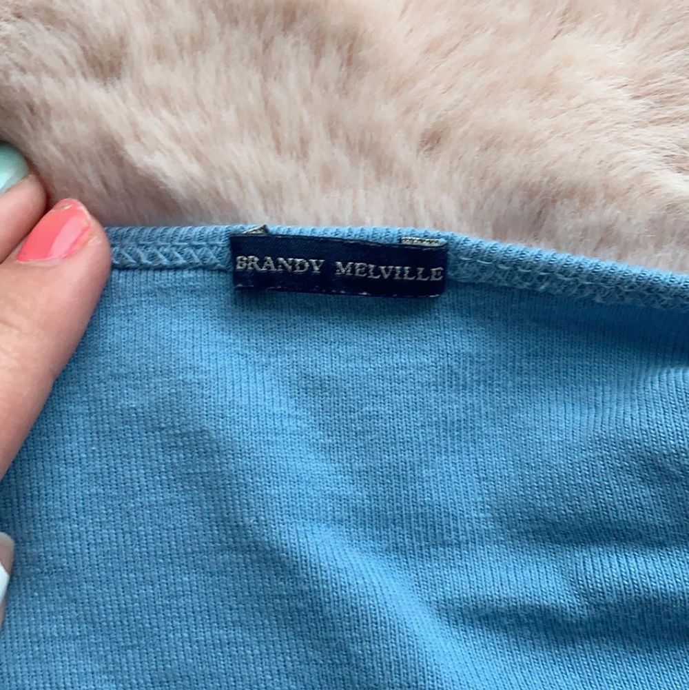 Sött blått linne från brandy Melville som köptes i Schweiz för nått år sedan💗💗har inte fått någon användning för det alls så säljer det💗köparen står för frakten på 24kr. Den går fortfarande att köpa för 50kr+frakt!! . Toppar.