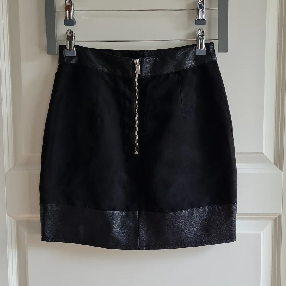 Black mini skirt from H&M. Zipper and button fastening in the back. I used it only 2-3 times so it looks like new! 🥰 Waist 34 cm, hips 45 cm, length 41 cm.. Kjolar.