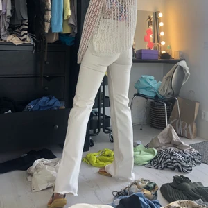 Vita jeans med slits - Benvita, raka jeans med slits från Pull&bear. Stl 36. Små i storleken. Kan mötas, om leverans står köparen för frakt