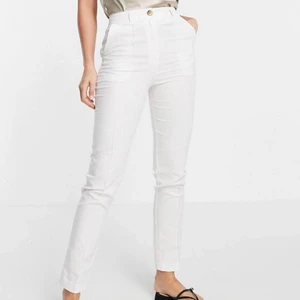 Vita kostymbyxor TALL - Vita kostymbyxor från Asos TALL. Storlek 32. Säljer pga för långa för mig. Endast testade!