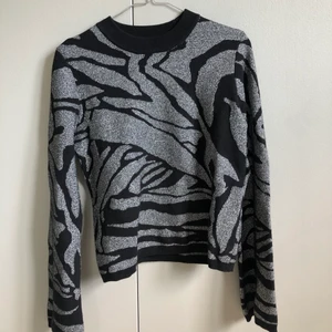 SILVERTRÖJA  - En jäkligt ball silvertröja. Storleken är XS men passar även S