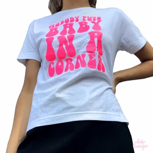 Nobody puts baby in a corner top! <3 - Unik t-shirt med ”nobody puts baby in a corner” citat från dirty dancing. Har lite missfärgning som ses på sista bilden 🍬 Följ oss på instagram och kommentera för att få gratis frakt vid första köp 🧸