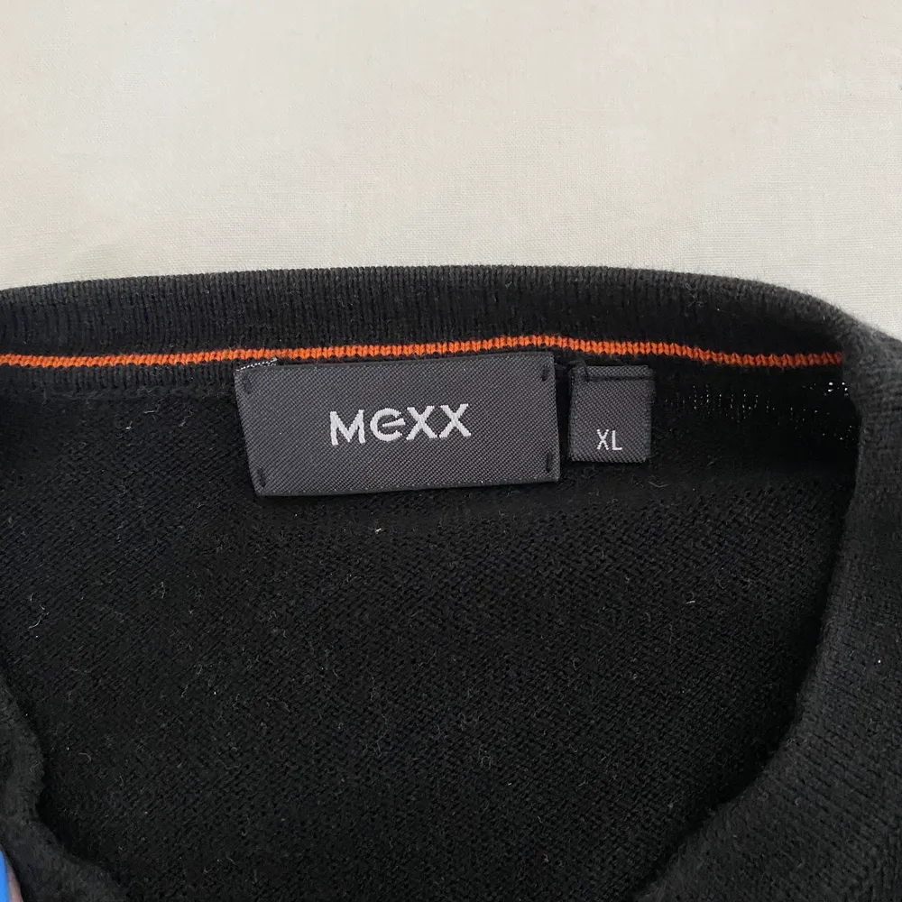 svart stickad tröja med rutor. tröjan är i väldigt bra skick och säljer för att den inte används så ofta. det står storlek XL men skulle säga att den är mindre, M/L. Stickat.