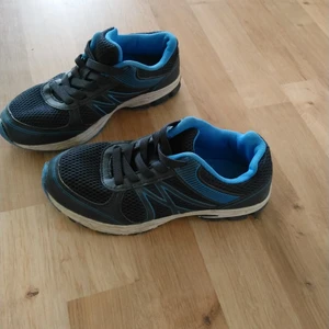 Gympaskor str 33 - Fina gympaskor, använda mest på inomhusgympa 