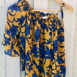 Top från H&M - Inköpt för ca 5 år sedan jag och använd ett par ggr. Bekväm och snygg.