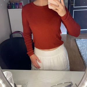 Ribbad orange topp - Säljer en jätte söt ribbad orange topp med en liten detalj vid magen. Den är använd fåtal gånger och har inga defekter. Perfekt färg nu till hösten! Skriv bara för fler bilder🤍