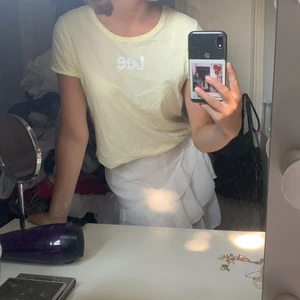 En tröja från lee - Säljer denna för jag behöver pengar man annars älskar jag den speciellt nu på sommaren! För fler bilder eller frågor är det bara att fråga mig så kan jag fixa det🥰🥰