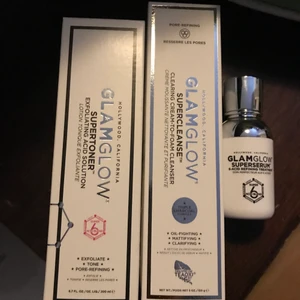 GlamGlow Toner, Serum & Cleanser - Se hit alla Glamglow älskare!  Säljer dessa tre produkter då de inte var något för mig. Enbart testat produkterna 2 gånger så de är som nya.   Nypris 1300kr