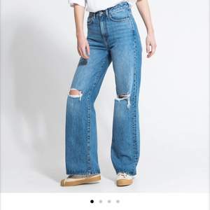 Säljer dessa jeans i stl M, passar bra på folk runt 165. 150 kr + frakt❤️