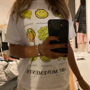 Smiley t-shirt - Smiley t-shirt från pull and bear. Fint skick o säljer pgd av att den inte kommer till användning. Jag väldigt många som är intresserade så buda! Budet ligger på 320 (skambud på 710) så buda i kommentarerna❤️