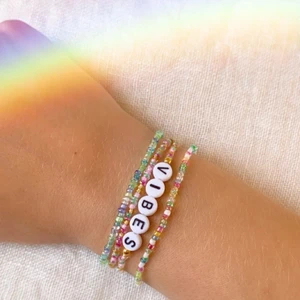 Pärlade armband  - Kitt med pärlade armband i superläckra färger 💐  Styckpris: 25kr,  hela kittet: 65kr,  du sparar 35(!)kr. Skriv vilket mått du vill ha armbanden i❣️