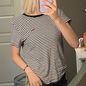 Levis t-shirt  - Hej! Säljer denna Levis t-shirt.
