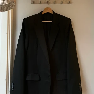 Längre svart kavaj - Längre svart kavaj, sparsamt använd.