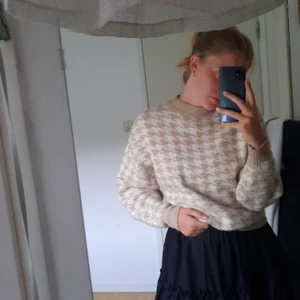 Stickad tröja - Supermjuk stickad tröja från hm. Perfekt till sommarkvällar. Kommer ej till användning. Köpare står för frakt🥰