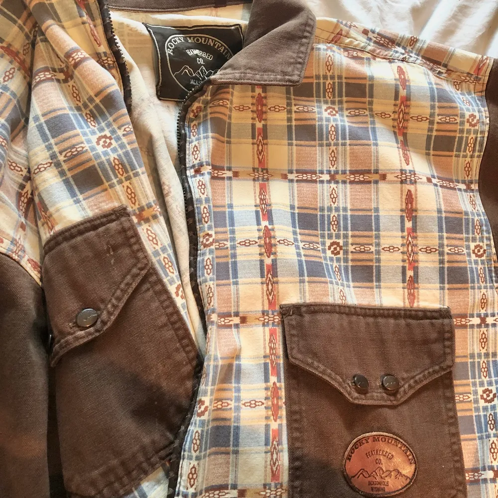 Inskaffad vintage. Stor oversize jack-skjorta i så fina ”earthy” färger. På lappen står det ”rocky mountain wyoming” så den är autentisk amerikansk vintage. . Skjortor.