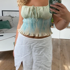 Topp - Säljer även denna superfina toppen från zara som även den aldrig är använd. Den är väldigt stretchig så skulle säga att den passar s-l. Frakt ingår. Eftersom många är intresserade blir det budgivning! 