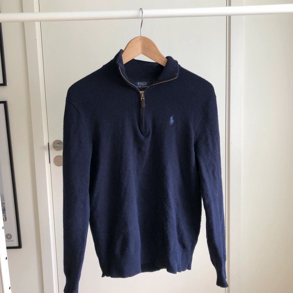Trendig stilren half-zip/quarter-zip från Ralph Lauren. Sparsamt använd. Alla plagg (tredjebilden) är från Ralph Lauren och om fler bilder skulle önskas är det bara att hojta till. Vill du ha ett eller flera av plaggen så kan jag fixa ett paketpris . Tröjor & Koftor.