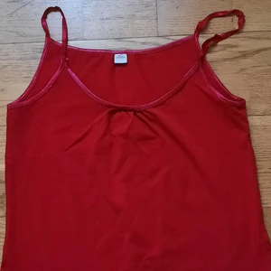 Red/pink top - Säljen den här fina vintage linnen för det inte kommer till användning längre. Kondition: jättebra men e lite sönder där uppe(kolla sista bilden). Storlek: M. Bud start från 50 kr + frakt. Ignorera hashtagen