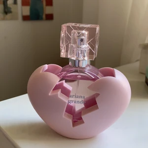 Thank U Next parfym (ariana grande) - säljer min Thank U Next parfym av Ariana grande eftersom den inte riktigt var min smak. 30 ml och har använt jättefå gånger!! priset kan diskuteras💓💓💖 ursprungspris 440!!