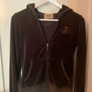 Hoodie från juicy couture - En jättefin brun Hoodie med dragkedja från juicy couture, köpt på Plick för ett tag sedan 💓 skulle vilja säga att tröjan är i en mindre storlek M, buda! 🥰