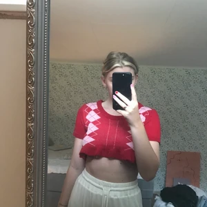 Gullig topp - Säljer denna fina tröjan, den är lite kort men om man har något under så är det ingen fara. 