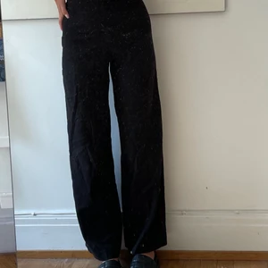 WEEKDAY SVARTA BYXOR - Flowiga, raka svarta byxor från weekday i bomullsmaterial. Bra skick men en knapp (som inte fyller någon funktion) saknas. Strl s/m. 💛
