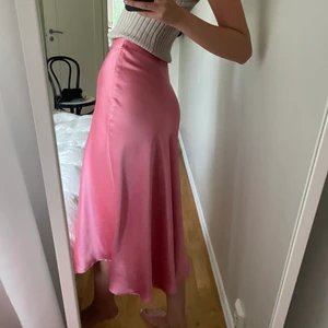 silke kjol zara - snygg rosa silke kjol som är så snygg!! 💕💕💕