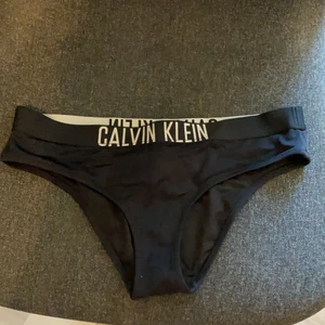 Calvin Klein bikiniunderdel - Calvinklein bikiniunderdel i fint skick. Storlek S. 💛