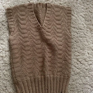 Väst - Jättefin stickad väst!! nästintill aldrig använd då jag ej hittar något tillfälle:(( Köpt secondhand! 