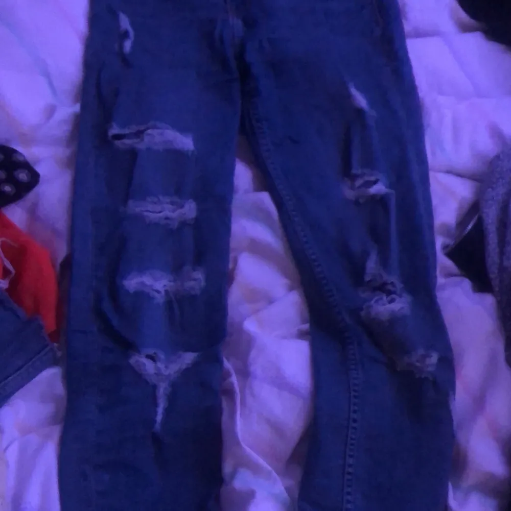 Här har vi ett par ripped jeans från h&m:) ganska stretchiga, säljer då de inte har kommit till mycket användning. Pris kan diskuteras. kontakta ba om du har frågor elr vill ha fler bilder på de^^ (står inte för frakt). Jeans & Byxor.