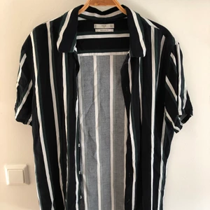 Mango skjorta  - Randig skjorta från mango i grön, mörkblå och vitt. Storlek L men sitter som M. Köparen står för frakt