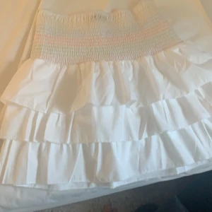 Kjol  - Kort superfin kjol, aldrig använt .❤️.Bra material, passar xs-s.Kan mötas upp , du står för leverans.❤️❤️