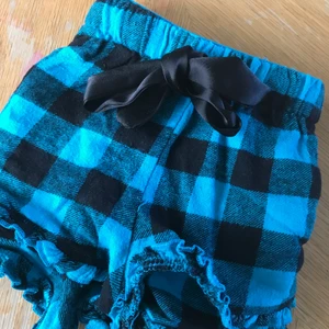 Korta shorts storlek S - Supersköna short. Väldigt korta och sköna att sova i eller bara ha på sig i värmen. 
