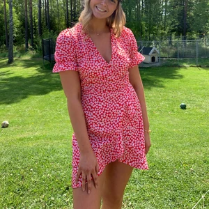 Sommarklänning  - En riktig drömmig sommarklänning. Älskar den här klänningen men tyvärr har den bara kommit till användning en gång, hoppas därför den kan få en ny ägare. Spårbar frakt tillkommer🥰