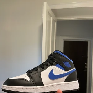 Nike air Jordan 1 mid royal black white - Hej! Har några stycken av denna Jordan modell. Skorna är aldrig använda. Storlekarna jag har är: 36,5  38  40