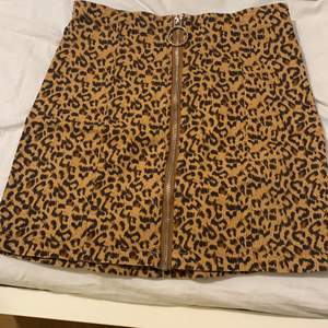 Säljer en jätte fin leopard kjol i strl xs med dragkedja hela vägen🧡