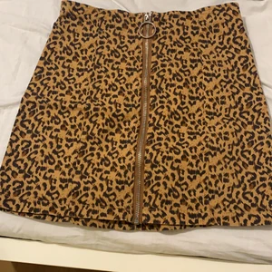 Leopard kjol - Säljer en jätte fin leopard kjol i strl xs med dragkedja hela vägen🧡