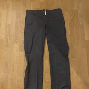 Vanliga dickies straight byxor i grått, använt 1-2 gånger och säljer pga för små, skulle säga de passar 183-187cm lång. 
