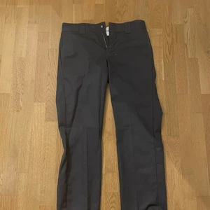 Dickies byxor gråa W33/L34 - Vanliga dickies straight byxor i grått, använt 1-2 gånger och säljer pga för små, skulle säga de passar 183-187cm lång. 