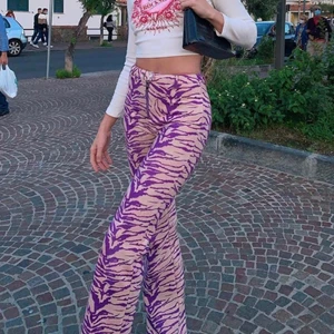 zebra byxor!! - as coola zebra byxor som inte kommer till användning🥺💞 färgen är mer som första bilden i verkligheten!! första bilden är lånad men de är extremt lika om inte samma!🦓🦓