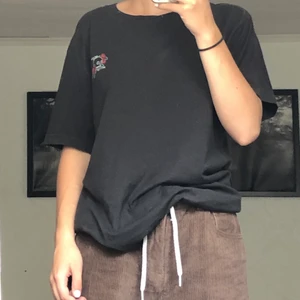 T-shirt - Säljer en T-shirt som är köpt för nått år sen, knappt använd. !!! 50% av pengarna går till Hemlösa Katter Kalmar!!!