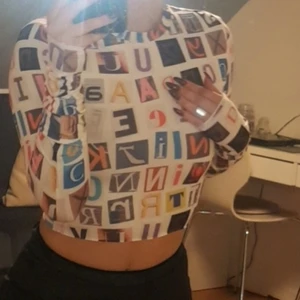 Crop top från too shop - Denna skit snygga magtöja som aldrig är använd, inte min stil och för liten. Jag har m denna är ca men skulle även passa s. Från top shop nypris 279 kroner men köp här för 100 inkluderar frakt.