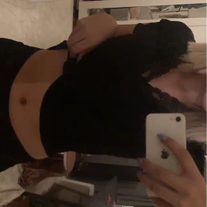 T shirt - Svart t shirt med spets vid bysten. Vet inte vart den är ifrån länge sedan jag köpte Den storlek s